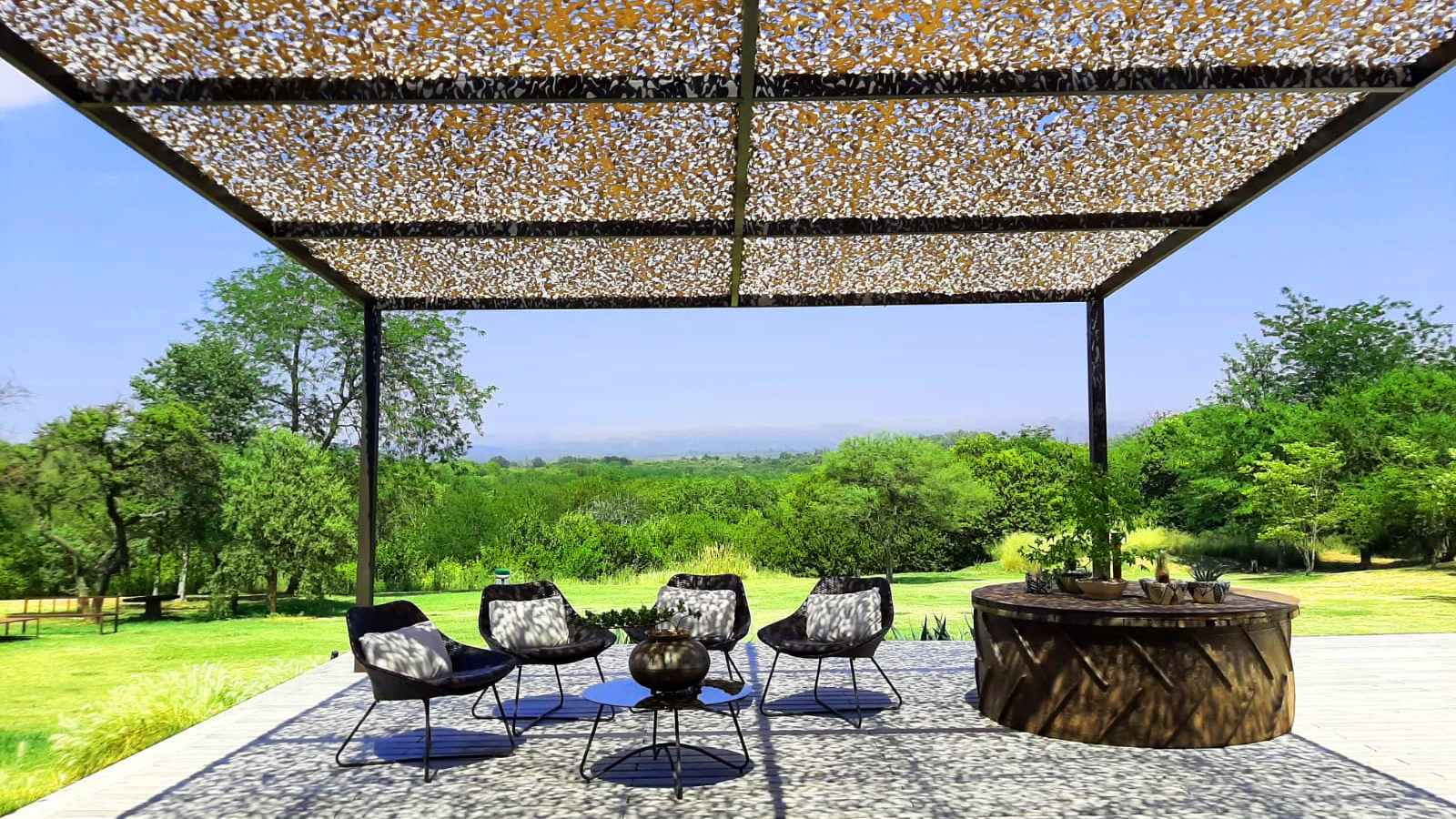 Toldo red de camuflaje Overarg instalado en galería con vista al campo