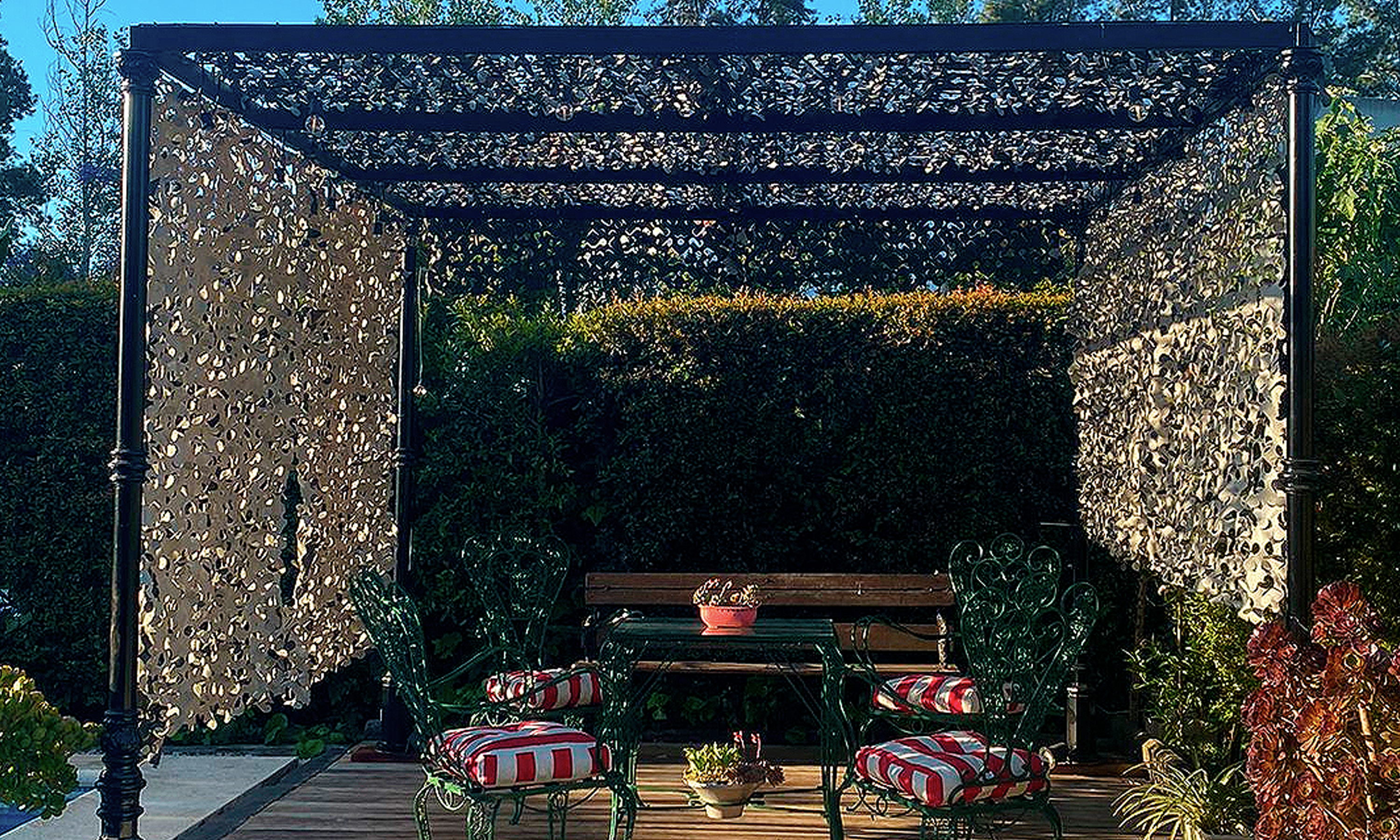 Galería con red de camuflaje Overarg generando sombra y diseño