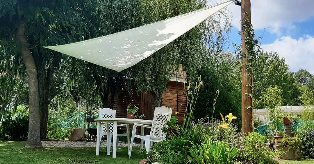 Toldo vela Overarg instalado en jardín