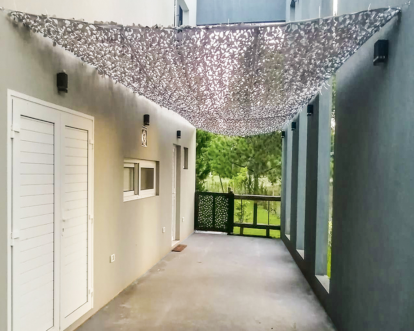 Red de camuflaje Overarg en galería contemporánea