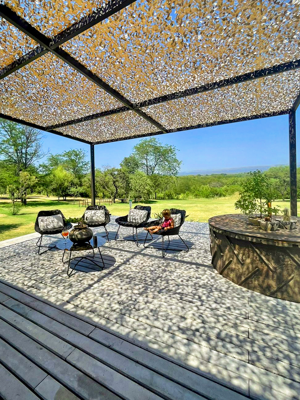 Toldos vela y redes de camuflaje Overarg instalados en un espacio exterior