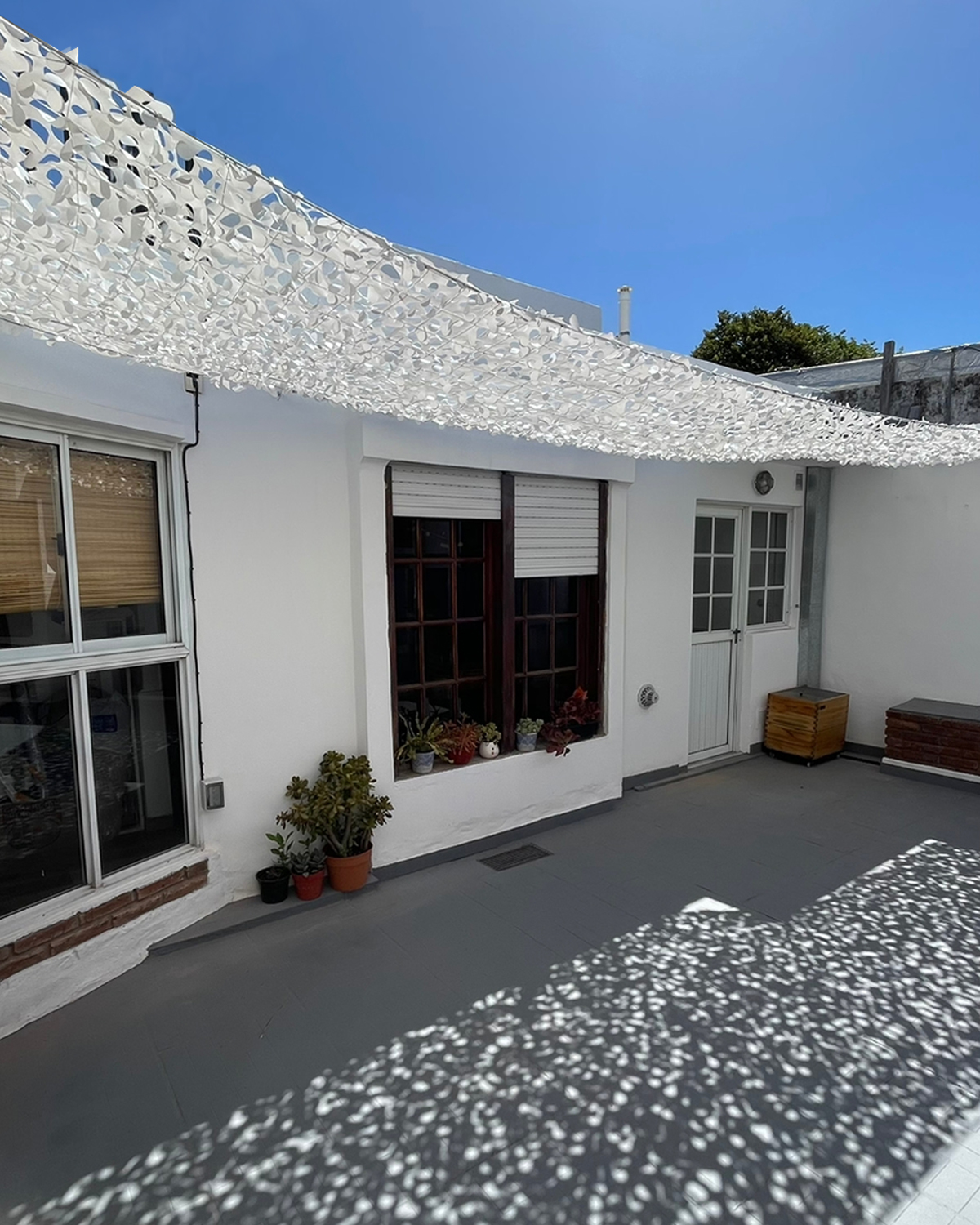 Instalación Overarg en espacio exterior con toldos y sombra real